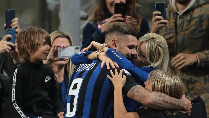 Mauro Icardi, Wanda Nara MILAN, ITALY - OCTOBER 21: Mauro Emanuel Icardi of FC Internazionale embraces his wife Wanda Nara at the end of the Serie A match between FC Internazionale and AC Milan at Stadio Giuseppe Meazza on October 21, 2018 in Milan, Italy. (Photo by Emilio Andreoli/Getty Images)