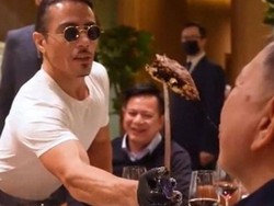 Menteri Vietnam Dikritik Gegara Makan Daging Steak Berlapis Emas