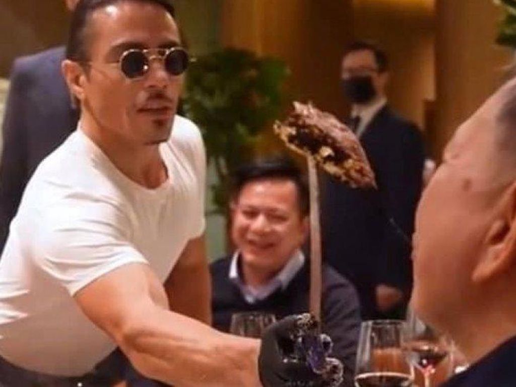 Menteri Vietnam Dikritik Gegara Makan Daging Steak Berlapis Emas Menteri Vietnam Dikritik Gegara Makan Daging Steak Berlapis Emas