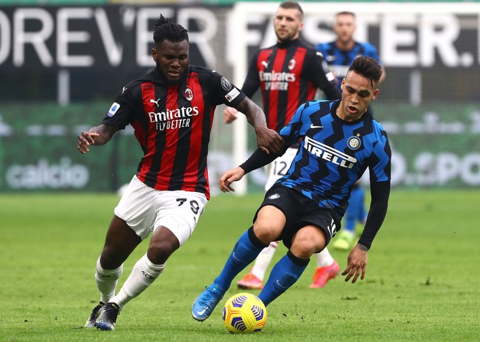 MILAN, ITALY - FEBRUARY 21: Lautaro Martinez (R) of Internazionale competes for the ball with Franck Kessie (L) of AC Milan during the Serie A match between AC Milan  and FC Internazionale at Stadio Giuseppe Meazza on February 21, 2021 in Milan, Italy. (Photo by Marco Luzzani/Getty Images)