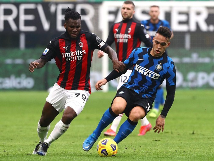 MILAN, ITALY - FEBRUARY 21: Lautaro Martinez (R) of Internazionale competes for the ball with Franck Kessie (L) of AC Milan during the Serie A match between AC Milan  and FC Internazionale at Stadio Giuseppe Meazza on February 21, 2021 in Milan, Italy. (Photo by Marco Luzzani/Getty Images)
