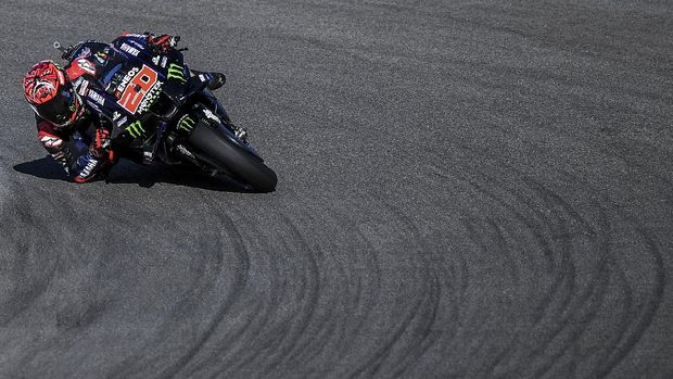Yamaha French rider Fabio Quartararo rides during the second MotoGP free practice session of the Portuguese Grand Prix at the Algarve International Circuit in Portimao on November 5, 2021. (Photo by PATRICIA DE MELO MOREIRA / AFP)