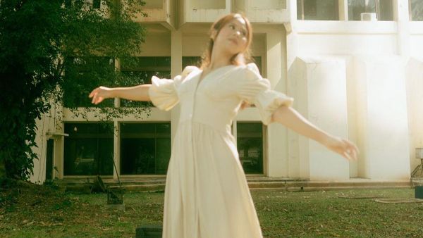 Potret Nadin Amizah Sang Jagoan Kata-kata Indah