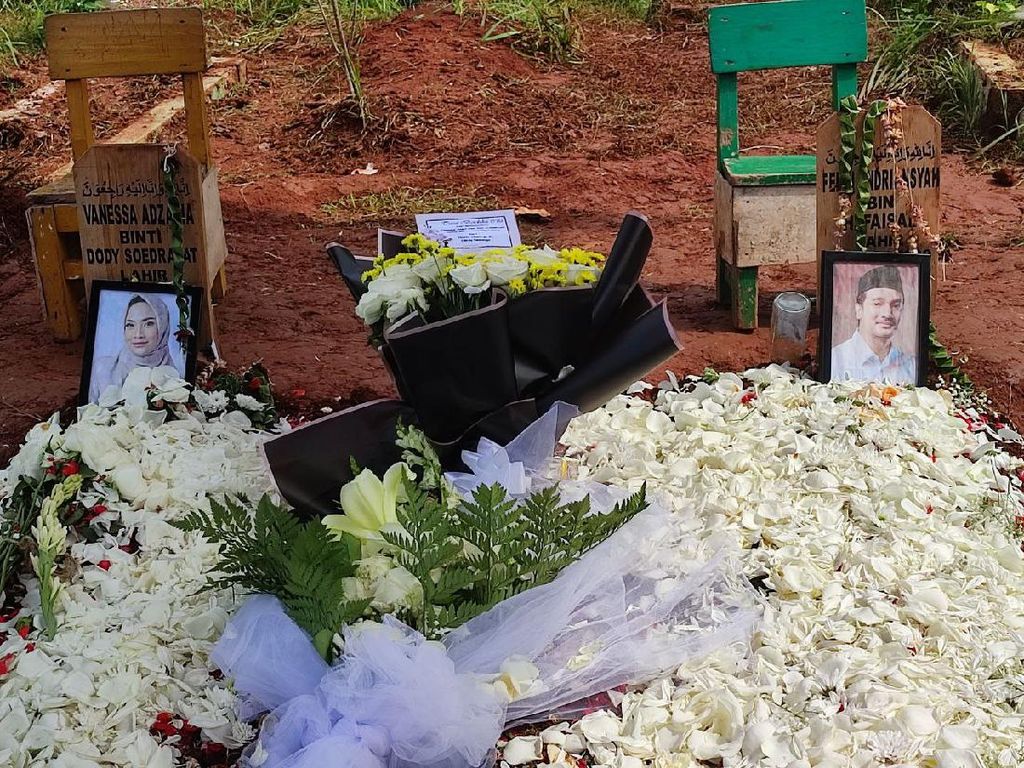 Makam Vanessa Angel Makin Penuh Taburan Bunga
