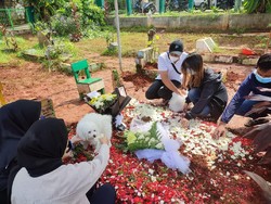 Pelayat Terus Berdatangan ke Makam Vanessa Angel dan Bibi Hari Ini