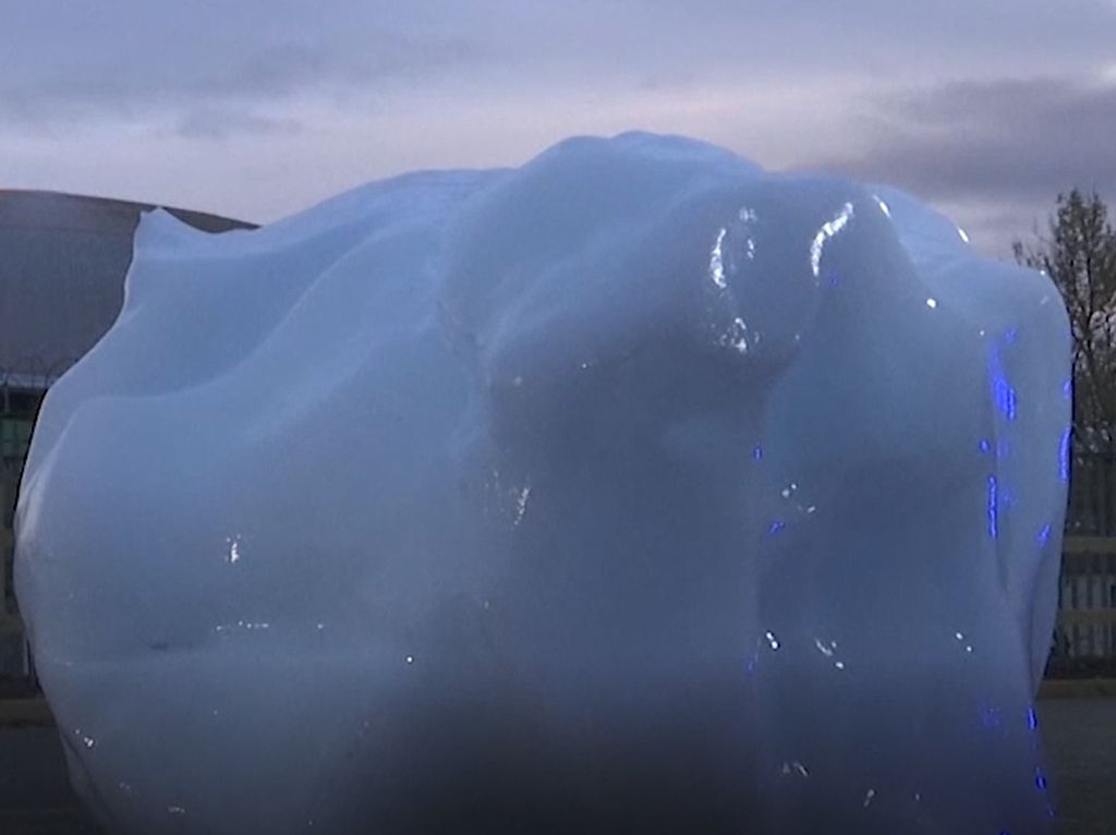 Penampakan 4 Ton Potongan Gunung Es Greenland Dibawa ke COP26