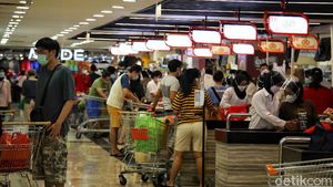 PPKM Level 1, Supermarket Diserbu Warga