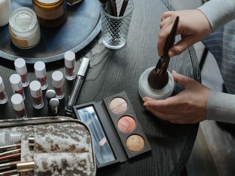 Produk makeup yang juga berfungsi sebagai skincare. (Foto: pexels.com/cottonbro)