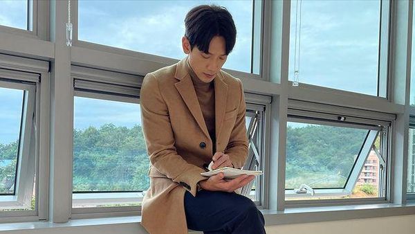 Persiapan Rain Buat Jadi Dokter di Ghost Doctor