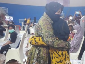 Pelukan Risma dan Tangis Haru Anak-anak Yatim Korban COVID-19 di Pasuruan