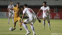 Kebuntuan akhirnya pecah pada menit ke-25 ketika Adam Alis mendapatkan bola liar di kotak penalti PSM. Tanpa ampun, Adam Alis langsung menyepak bola ke gawang Hilman Syah. 