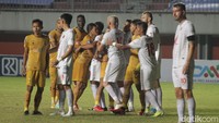 Saat PSM hendak mencari gol, gawang mereka malah kebobolan lagi menit ke-93. 