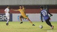 Adam Alis melakukan aksi individu menusuk kotak penalti dan diakhiri dengan sepakan ke gawang.
