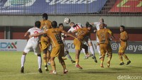 Bhayangkara FC menang 2-0 sekaligus mengudeta Persib Bandung dari puncak klasemen BRI Liga 1 2021 dengan 28 poin dari 11 laga. Tim asuhan Paul Munster itu unggul tiga poin.