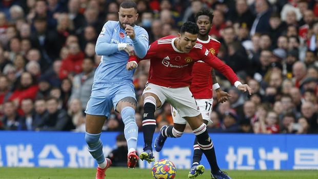 Soccer Football - Premier League - Manchester United v Manchester City - Old Trafford, Manchester, Britain - November 6, 2021 Manchester City's Kyle Walker in action with Manchester United's Cristiano Ronaldo REUTERS/Craig Brough EDITORIAL USE ONLY. No use with unauthorized audio, video, data, fixture lists, club/league logos or 'live' services. Online in-match use limited to 75 images, no video emulation. No use in betting, games or single club /league/player publications.  Please contact your account representative for further details.