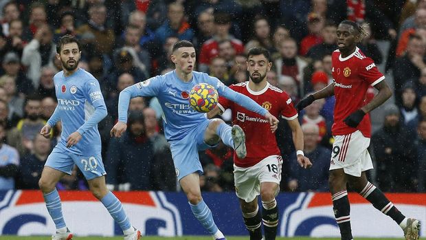 Soccer Football - Premier League - Manchester United v Manchester City - Old Trafford, Manchester, Britain - November 6, 2021 Manchester City's Phil Foden in action with Manchester United's Bruno Fernandes REUTERS/Craig Brough EDITORIAL USE ONLY. No use with unauthorized audio, video, data, fixture lists, club/league logos or 'live' services. Online in-match use limited to 75 images, no video emulation. No use in betting, games or single club /league/player publications.  Please contact your account representative for further details.