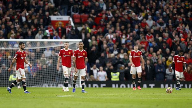 Soccer Football - Premier League - Manchester United v Manchester City - Old Trafford, Manchester, Britain - November 6, 2021 Manchester United's Bruno Fernandes , Scott McTominay and Mason Greenwood look dejected after Manchester City's Bernardo Silva scores their second goal REUTERS/Craig Brough EDITORIAL USE ONLY. No use with unauthorized audio, video, data, fixture lists, club/league logos or 'live' services. Online in-match use limited to 75 images, no video emulation. No use in betting, games or single club /league/player publications.  Please contact your account representative for further details.