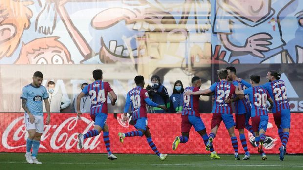 Soccer Football - LaLiga - Celta Vigo v FC Barcelona - Estadio de Balaidos, Vigo, Spain - November 6, 2021 FC Barcelona's Sergio Busquets celebrates scoring their second goal with teammates REUTERS/Miguel Vidal