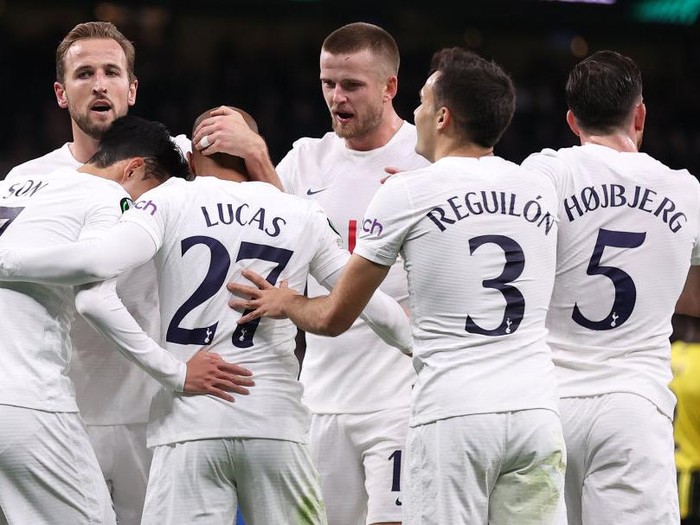 LONDON, ENGLAND - NOVEMBER 04: Lucas Moura of Tottenham Hotspur celebrates with Harry Kane, Eric Dier and teammates after scoring their side's second goal during the UEFA Europa Conference League group G match between Tottenham Hotspur and Vitesse at Tottenham Hotspur Stadium on November 04, 2021 in London, England. (Photo by Alex Pantling/Getty Images)