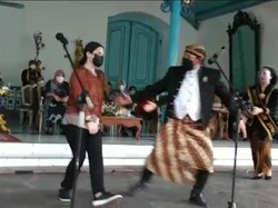 Detik-detik Wamenparekraf Limbung-Terjatuh hingga Pingsan di Keraton Solo