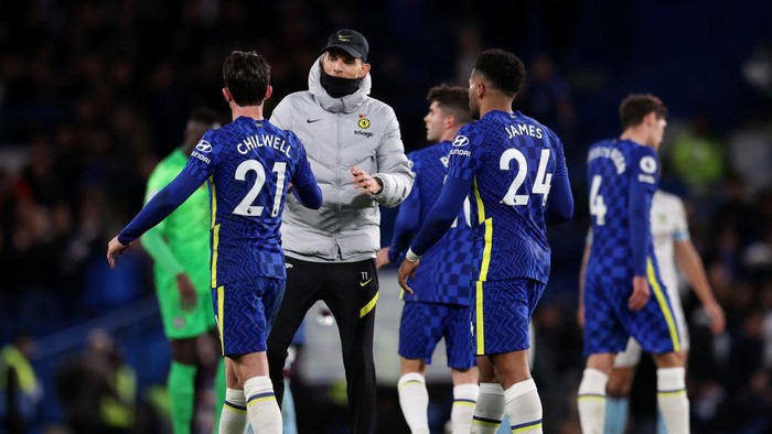 LONDON, ENGLAND - NOVEMBER 06: Ben Chilwell embraces Thomas Tuchel, Manager of Chelsea after their sides victory in the Premier League match between Chelsea and Burnley at Stamford Bridge on November 06, 2021 in London, England. (Photo by Alex Pantling/Getty Images)