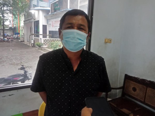 Ansori (54), warga Desa Gondangmanis, Kecamatan Bandar Kedungmulyo, Jombang, Pedagang Beras Saksikan Mobil Vanessa Terbang Usai Tabrak Pembatas Tol Jombang Ansori (54), warga Desa Gondangmanis, Kecamatan Bandar Kedungmulyo, Jombang, Pedagang Beras Saksikan Mobil Vanessa Terbang Usai Tabrak Pembatas Tol Jombang