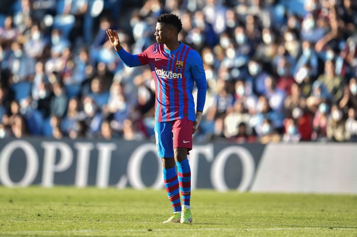 VIGO, SPAIN - NOVEMBER 06: Ansu Fati of FC Barcelona recieves medical attention during the La Liga Santander match between RC Celta de Vigo and FC Barcelona at Abanca-Balaídos on November 06, 2021 in Vigo, Spain. (Photo by Juan Manuel Serrano Arce/Getty Images)