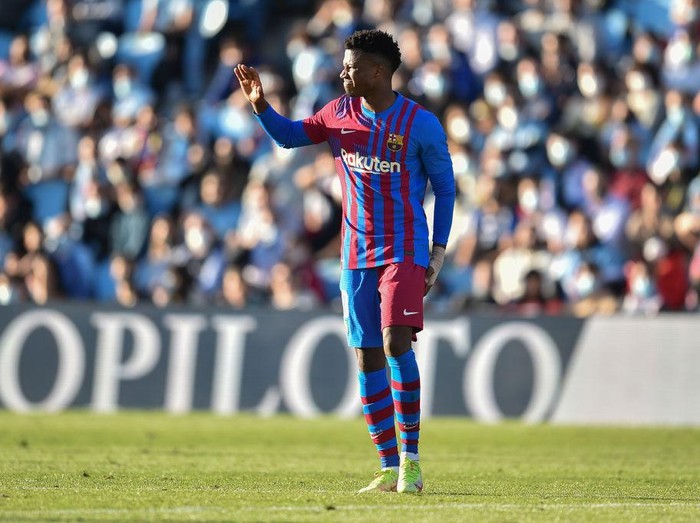 VIGO, SPAIN - NOVEMBER 06: Ansu Fati of FC Barcelona recieves medical attention during the La Liga Santander match between RC Celta de Vigo and FC Barcelona at Abanca-Balaídos on November 06, 2021 in Vigo, Spain. (Photo by Juan Manuel Serrano Arce/Getty Images)