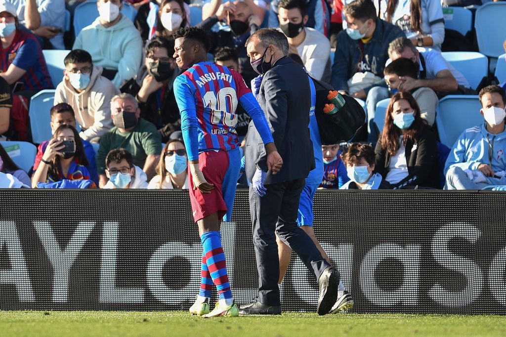 VIGO, SPAIN - NOVEMBER 06: Ansu Fati of FC Barcelona recieves medical attention during the La Liga Santander match between RC Celta de Vigo and FC Barcelona at Abanca-Balaídos on November 06, 2021 in Vigo, Spain. (Photo by Juan Manuel Serrano Arce/Getty Images)