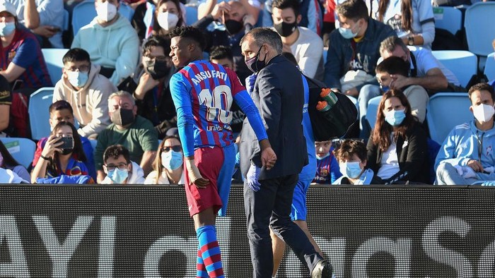 VIGO, SPAIN - NOVEMBER 06: Ansu Fati of FC Barcelona recieves medical attention during the La Liga Santander match between RC Celta de Vigo and FC Barcelona at Abanca-Balaídos on November 06, 2021 in Vigo, Spain. (Photo by Juan Manuel Serrano Arce/Getty Images)