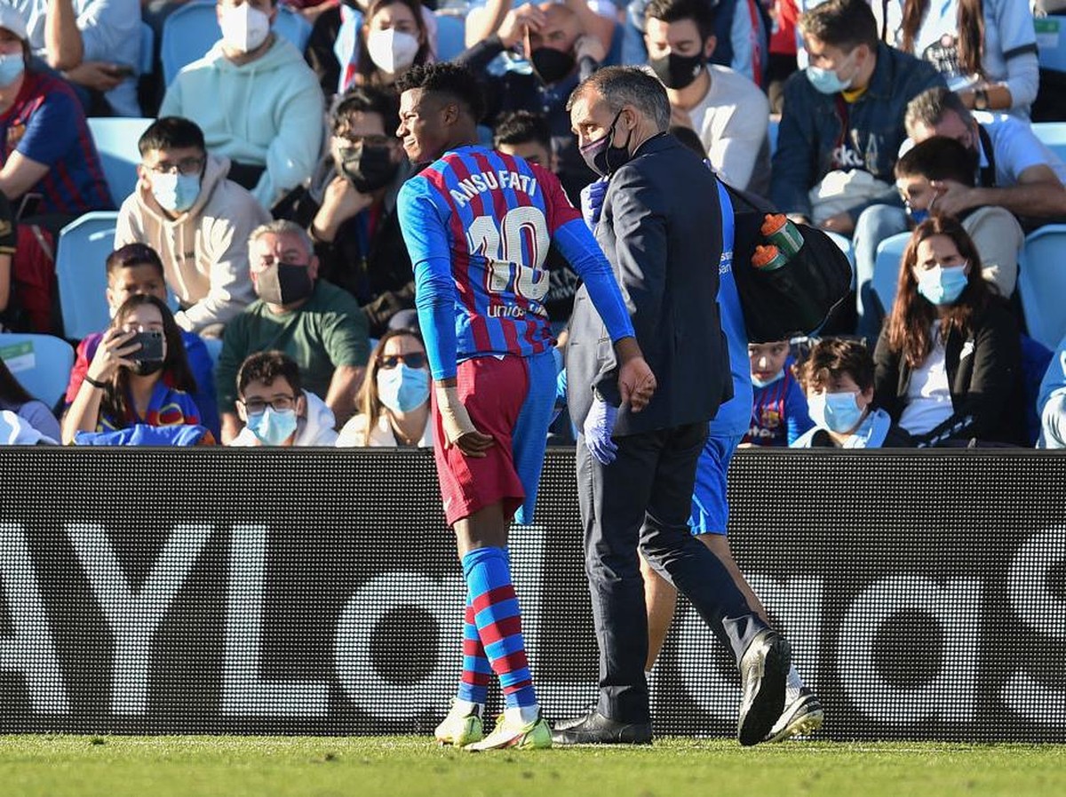 Ansu Fati saat ditarik keluar akibat cedera hamstring. (Foto: Juan Manuel Serrano Arce/Getty Images)