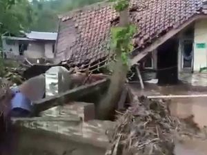 2 Rumah Rusak Diterjang Banjir Bandang di Garut 2 Rumah Rusak Diterjang Banjir Bandang di Garut