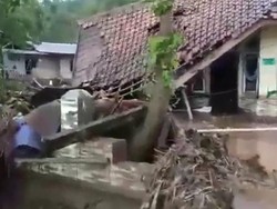 2 Rumah Rusak Diterjang Banjir Bandang di Garut