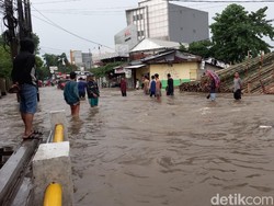 Jalan Ceger Raya Dekat PKN STAN Banjir, Tinggi Air Capai 40 Cm