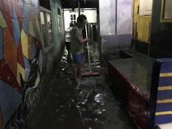 Banjir Kampung Sawah Jaksel Surut, Warga Bersih-bersih Rumah