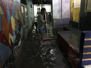 Banjir Kampung Sawah Jaksel Surut, Warga Bersih-bersih Rumah Banjir Kampung Sawah Jaksel Surut, Warga Bersih-bersih Rumah