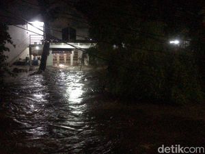 Kompleks Pondok Karya Mampang Banjir, Tinggi Air Capai 1,5 Meter