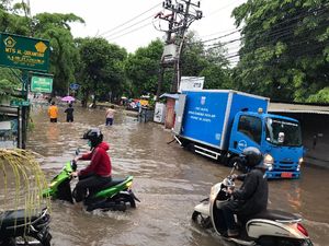 Banjir di Jl Swadarma Raya Ulujami Jaksel, Lalin Dialihkan