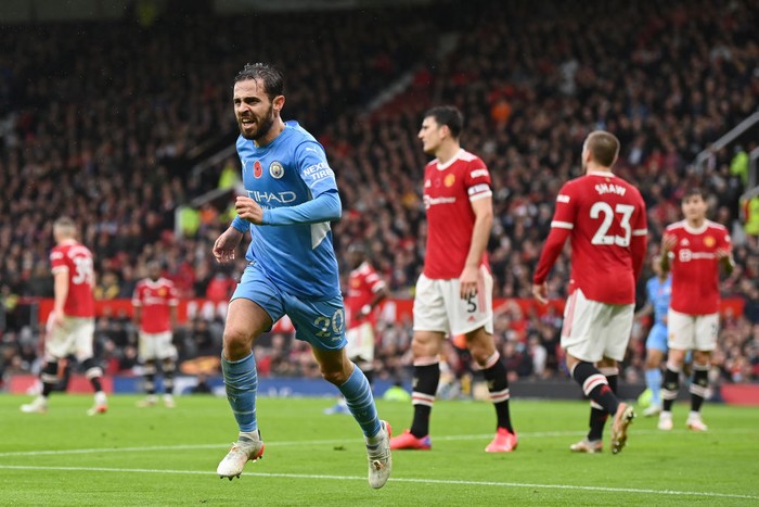 Bernardo Silva MANCHESTER, ENGLAND - NOVEMBER 06: Bernardo Silva of Manchester City celebrates scoring their second goal during the Premier League match between Manchester United and Manchester City at Old Trafford on November 06, 2021 in Manchester, England. (Photo by Michael Regan/Getty Images)
