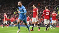 Manchester City menang 2-0 lewat gol bunuh diri Eric Bailly dan sontekan Bernardo Silva (Getty Images/Michael Regan)