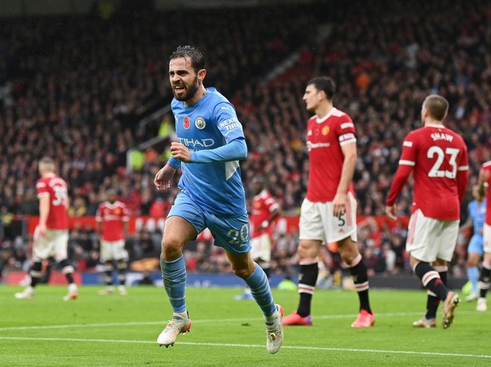 MANCHESTER, ENGLAND - NOVEMBER 06: Bernardo Silva of Manchester City celebrates scoring their second goal during the Premier League match between Manchester United and Manchester City at Old Trafford on November 06, 2021 in Manchester, England. (Photo by Michael Regan/Getty Images)
