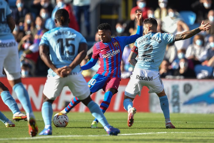 VIGO, SPAIN - NOVEMBER 06: Ansu Fati of FC Barcelona scores their team's first goal during the La Liga Santander match between RC Celta de Vigo and FC Barcelona at Abanca-Balaídos on November 06, 2021 in Vigo, Spain. (Photo by Juan Manuel Serrano Arce/Getty Images)