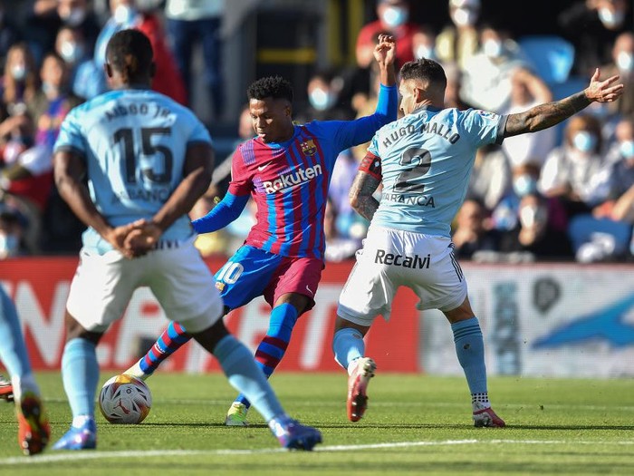 VIGO, SPAIN - NOVEMBER 06: Ansu Fati of FC Barcelona scores their team's first goal during the La Liga Santander match between RC Celta de Vigo and FC Barcelona at Abanca-Balaídos on November 06, 2021 in Vigo, Spain. (Photo by Juan Manuel Serrano Arce/Getty Images)