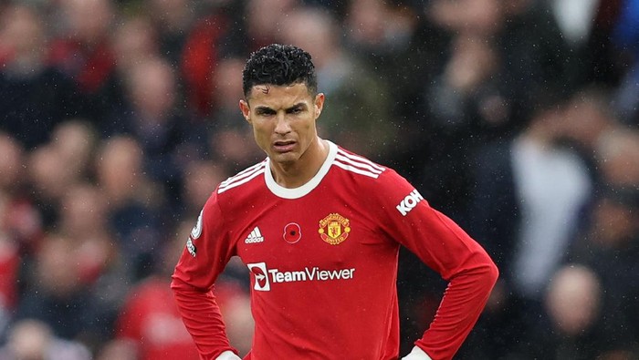 MANCHESTER, ENGLAND - NOVEMBER 06: Cristiano Ronaldo of Manchester United looks dejected following Manchester Citys second goal during the Premier League match between Manchester United and Manchester City at Old Trafford on November 06, 2021 in Manchester, England. (Photo by Clive Brunskill/Getty Images)