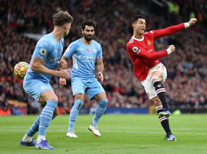 MANCHESTER, ENGLAND - NOVEMBER 06: Cristiano Ronaldo of Manchester United looks dejected following Manchester City's second goal during the Premier League match between Manchester United and Manchester City at Old Trafford on November 06, 2021 in Manchester, England. (Photo by Clive Brunskill/Getty Images)