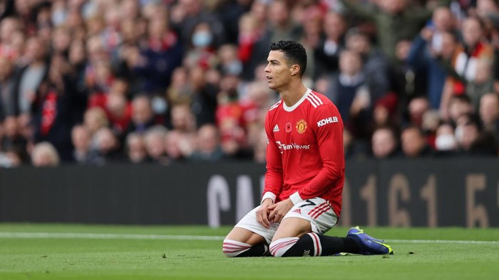 MANCHESTER, ENGLAND - NOVEMBER 06: Cristiano Ronaldo of Manchester United looks dejected following Manchester Citys second goal during the Premier League match between Manchester United and Manchester City at Old Trafford on November 06, 2021 in Manchester, England. (Photo by Clive Brunskill/Getty Images)