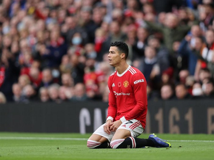 MANCHESTER, ENGLAND - NOVEMBER 06: Cristiano Ronaldo of Manchester United looks dejected following Manchester City's second goal during the Premier League match between Manchester United and Manchester City at Old Trafford on November 06, 2021 in Manchester, England. (Photo by Clive Brunskill/Getty Images)