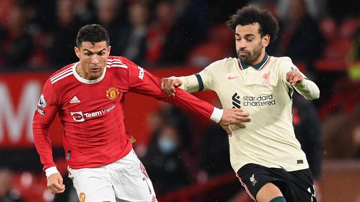 MANCHESTER, ENGLAND - OCTOBER 24: Cristiano Ronaldo of Manchester United holds off Mohamed Salah of Liverpool during the Premier League match between Manchester United and Liverpool at Old Trafford on October 24, 2021 in Manchester, England. (Photo by Michael Regan/Getty Images)