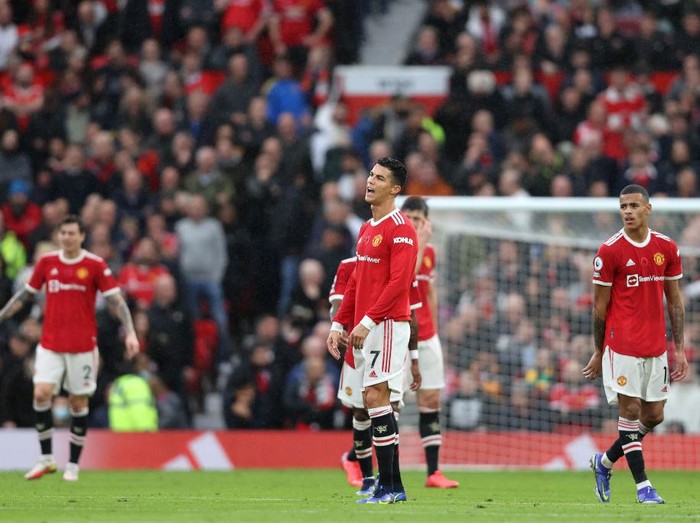 MANCHESTER, ENGLAND - NOVEMBER 06: Cristiano Ronaldo of Manchester United looks dejected following Manchester City's second goal during the Premier League match between Manchester United and Manchester City at Old Trafford on November 06, 2021 in Manchester, England. (Photo by Clive Brunskill/Getty Images)