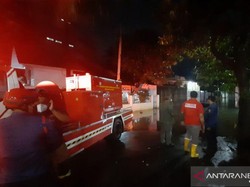 Damkar Kerahkan Mobil Pompa Air Sedot Banjir di Pondok Karya Mampang